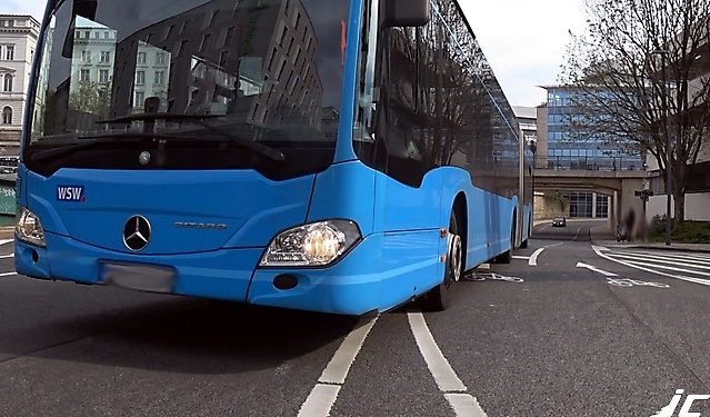 F2 Islaender Bruecke - auf Radweg entgegenkommender Bus